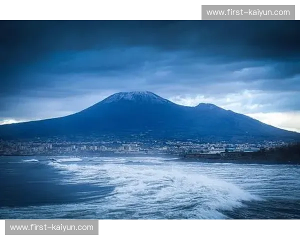 蔚蓝海岸的优雅与维苏威的狂放:尼斯VS那不勒斯,地中海灵魂的终极对弈